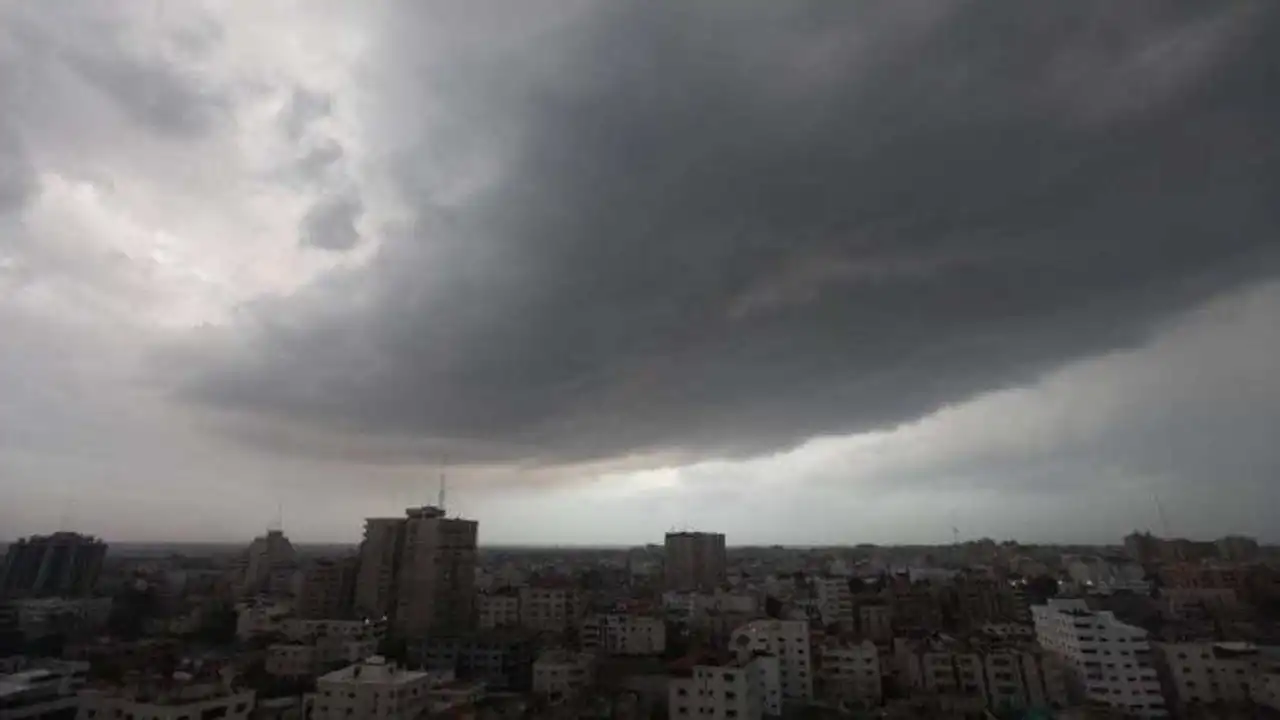 أمطار متفرقة ورياح قوية تضرب مناطق عدة بالتزامن مع طقس بارد